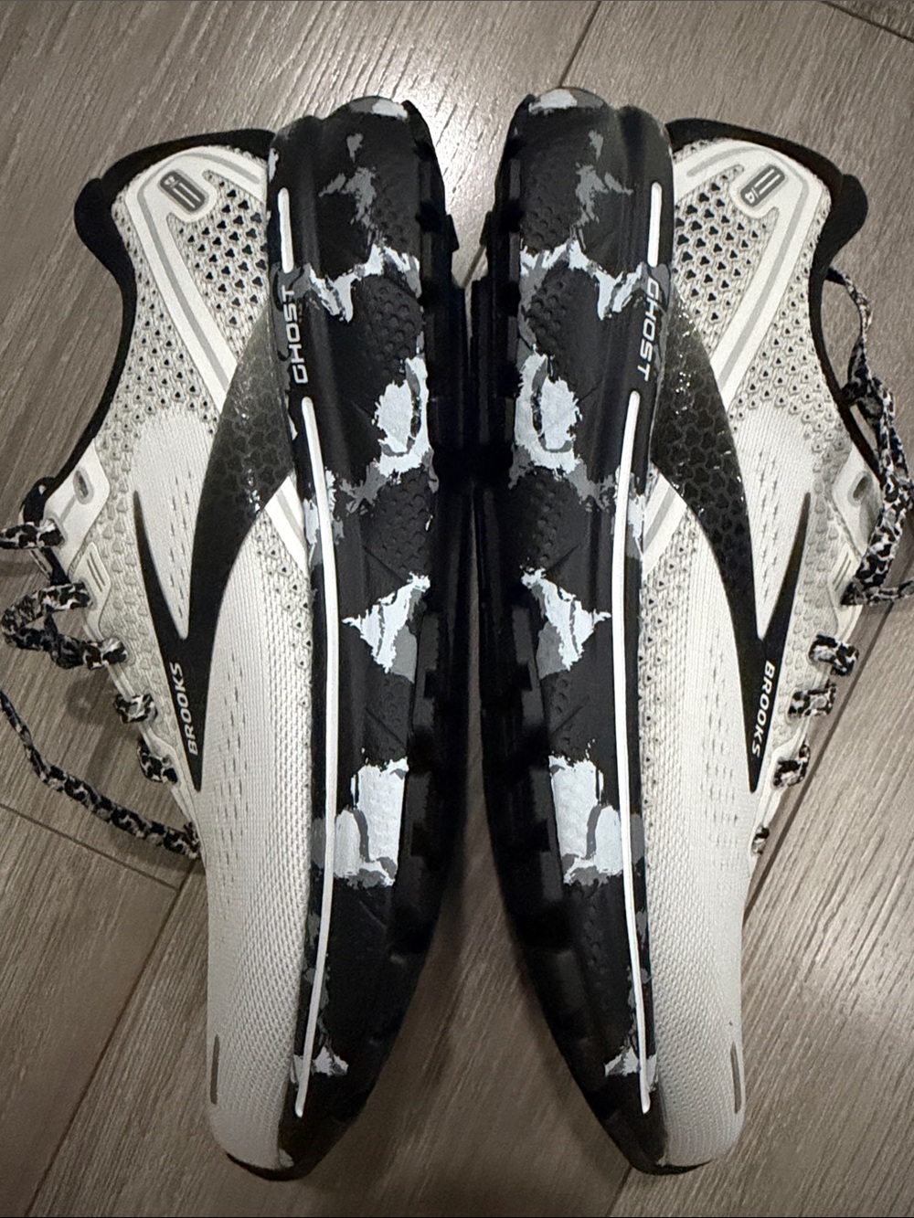NWOT never worn! Brooks women’s White and Black Ghost 14 Running Shoes - Picture 4 of 5